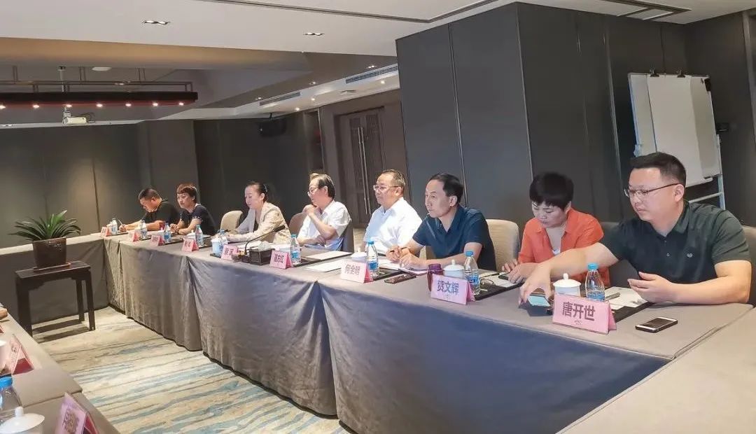 市文旅广体局局长杨小幼,市政协研究室主任何全明